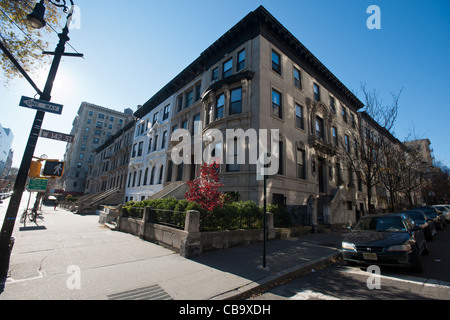 Les maisons en rangée sur rue couvent dans le quartier historique de Hamilton Heights dans la région de Harlem à New York Banque D'Images