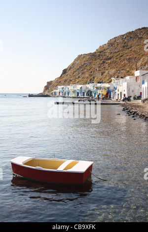 Petit bateau dans le petit port de Klima, île de Milos, Grèce Banque D'Images