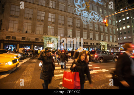 Des foules de touristes et de shopping et à l'extérieur de Saks Fifth Avenue à New York Banque D'Images