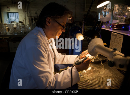 Un morceau de gravure One-Off Waterford Crystal, le Waterford Crystal Visitors Centre en verre, le centre commercial, la ville de Waterford, Irlande Banque D'Images