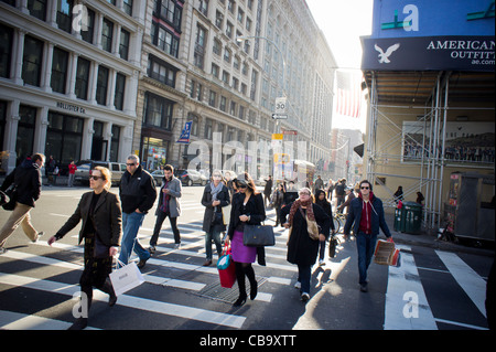 Shoppers on Broadway dans le quartier de Soho à New York le dimanche, Décembre 4, 2011. (© Richard B. Levine) Banque D'Images