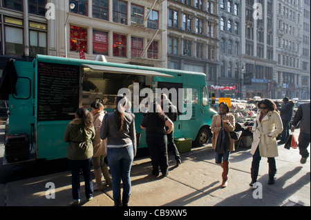 Shoppers manger un morceau au Tribeca Taco Truck sur Broadway dans le quartier de Soho à New York Banque D'Images