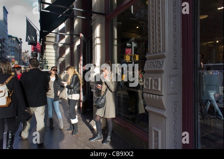 Shoppers on Broadway dans le quartier de Soho à New York le dimanche, Décembre 4, 2011. (© Richard B. Levine) Banque D'Images