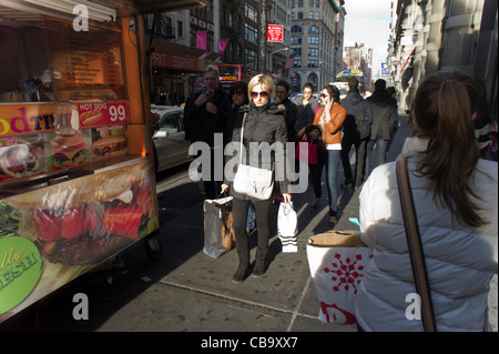 Shoppers on Broadway dans le quartier de Soho à New York le dimanche, Décembre 4, 2011. (© Richard B. Levine) Banque D'Images