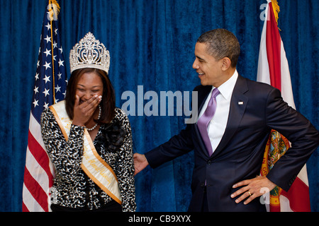 Le président américain Barack Obama salue Mme Florida Memorial University Morisa C. Jagrup à Miami Central High School le 4 mars 2011 à Miami, FL. Banque D'Images