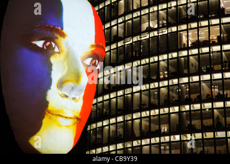 Immense sculpture d'un visage illuminé par une image d'un drapeau français visage peint pendant la fête des lumières 2011 à Berlin Banque D'Images