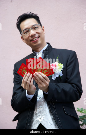 Marié avec de la chance chinois rouge et or de l'argent des enveloppes, son mariage hong kong région administrative spéciale de Chine se concentrer sur des enveloppes Banque D'Images