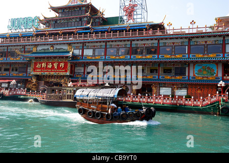 À sampan en face de Jumbo Floating Restaurant à Aberdeen Harbour hong kong région administrative spéciale de Chine Banque D'Images