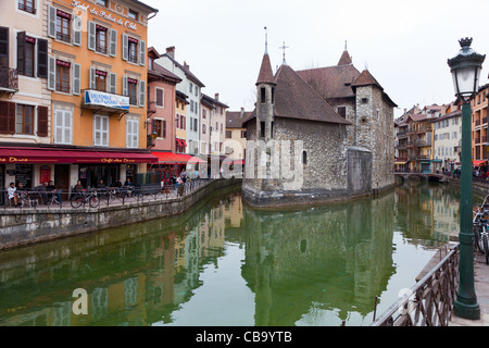 Château du 12ème siècle du Palais de l'Isle, dans le centre de la rivière à Annecy (France) Banque D'Images