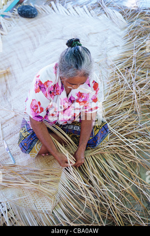 Samoa occidentales, l'île de Manono, Femme tissant mat Banque D'Images