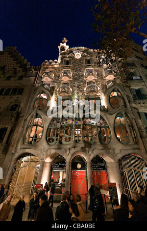 Casa Batlò,1904 par l'architecte Anton Gaudì, façade de nuit vue sur la rue, de l'Eixample, Barcelone, Espagne Banque D'Images