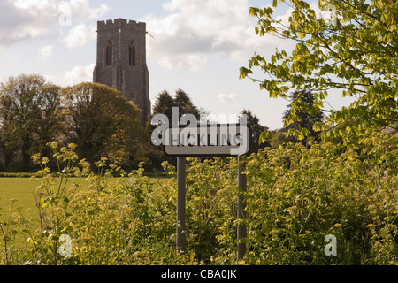 Hickling village road sign avec Alexandre en fleur. St Mary's Church tower dans le champ derrière. Printemps, Norfolk. Banque D'Images