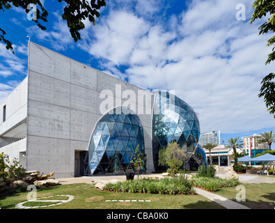 Le nouveau musée de Salvador Dali pris du jardin du musée, St Petersburg, Florida, USA Banque D'Images