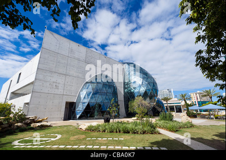 Le nouveau musée de Salvador Dali pris du jardin du musée, St Petersburg, Florida, USA Banque D'Images