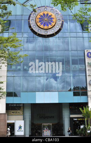 Centre commercial Plaza Singapura sur Orchard Road, à Singapour. Banque D'Images