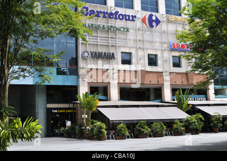 Centre commercial Plaza Singapura sur Orchard Road, à Singapour. Banque D'Images