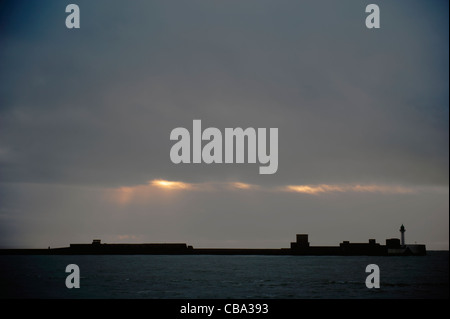 Coucher de soleil sur la Seine au Havre, Normandie, sur un jour de tempête avec digues protégeant le port de la Seine's waves Banque D'Images