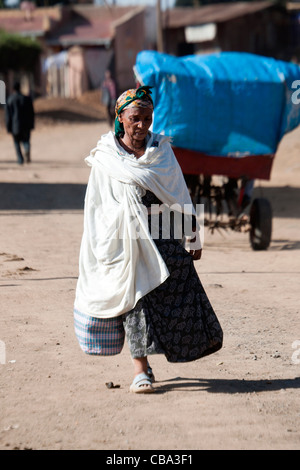 Scène de rue typique à la ville de déchargent sur le bord du Parc National des montagnes du Simien, dans le Nord de l'Ethiopie, l'Afrique. Banque D'Images