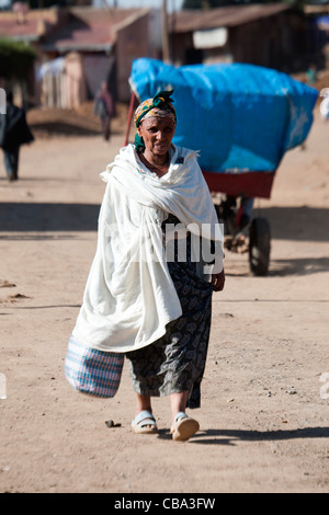 Scène de rue typique à la ville de déchargent sur le bord du Parc National des montagnes du Simien, dans le Nord de l'Ethiopie, l'Afrique. Banque D'Images