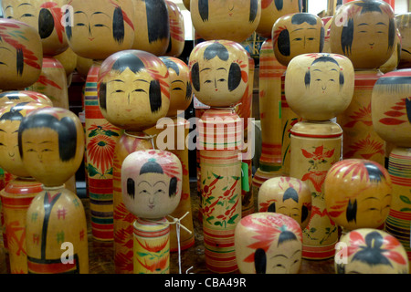 Jouets en bois traditionnels japonais, appelé 'Kokeshi', dans le 'Oriental Bazaar' boutique de souvenirs touristiques dans Omotesando, à Tokyo, le Japa Banque D'Images