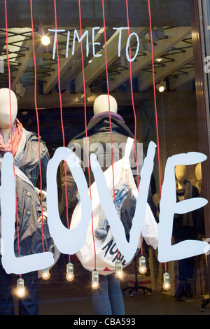 Afficher la fenêtre de boutique à Londres Angleterre disant le temps d'Aimer Banque D'Images