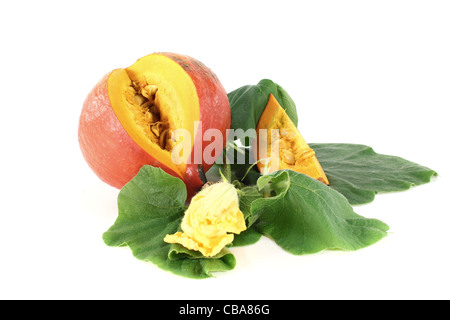 Jaune-orange avec des feuilles de potiron Hokkaido et fleurs Banque D'Images