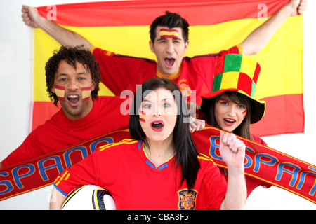 Un groupe de personnes montrent leur soutien de l'équipe de football espagnole Banque D'Images