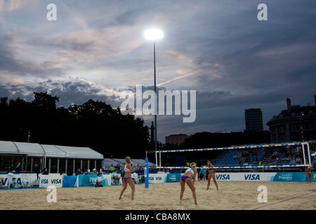 10/08/2011 LONDRES, ANGLETERRE, une vue générale de jouer la nuit au cours de l'International FIVB tournoi de beach volley, une partie de t Banque D'Images