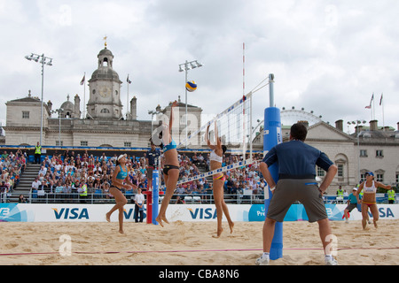 12/08/2011 LONDRES, ANGLETERRE, ventilateur Wang Yuanyuan &AMP ; Ma (CHN) vs Candelas Bibiana et Mayra Garcia (MEX) au cours de la FIVB Banque D'Images