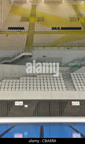 25.10.2011. Londres, Angleterre. Le stade de natation (natation centre) conçu par l'architecte Zaha Hadid est considéré à l'Olympic Park Banque D'Images