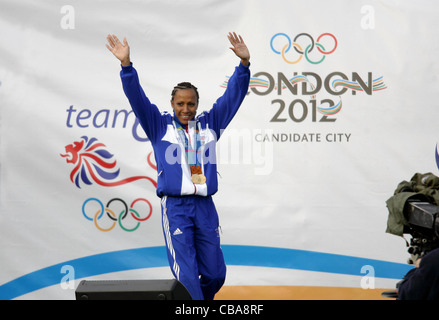 18 Octobre 2004 : coureur britannique KELLY HOLMES (GBR) forme à la foule pendant la parade des héros à Londres pour les Jeux Olympiques britanniques Banque D'Images