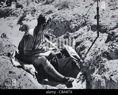 Un soldat britannique en Afrique du Nord PENDANT LA SECONDE GUERRE MONDIALE11 utilise un émetteur d'envoyer des messages. Banque D'Images