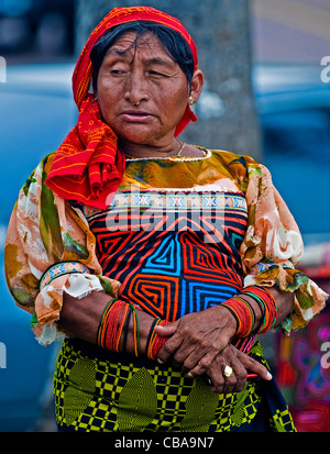 Portrait de femme Kuna au Panama city Banque D'Images