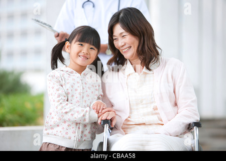 Petite-fille de visiter l'hôpital Granddmothe rin Banque D'Images