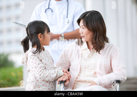 Petite-fille de visiter l'hôpital Granddmothe rin Banque D'Images