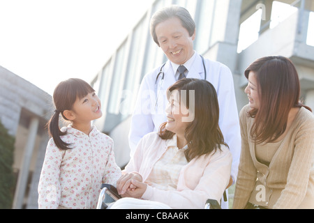 Fille et femme à l'hôpital Granddaugther visitant Banque D'Images