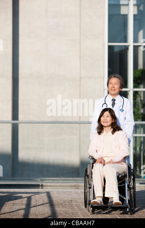 Médecin et Mature Woman in Wheelchair Banque D'Images