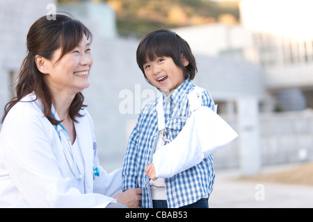 Garçon avec bras cassé et femme médecin Banque D'Images