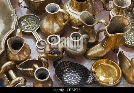 Divers articles sur laiton vintage brocante, wc séparés. Lagow, l'ouest de la Pologne. Banque D'Images