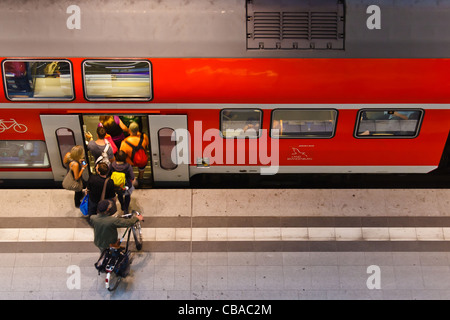 Abaisser la plate-forme au niveau de la gare principale de Berlin, Allemagne. Banque D'Images