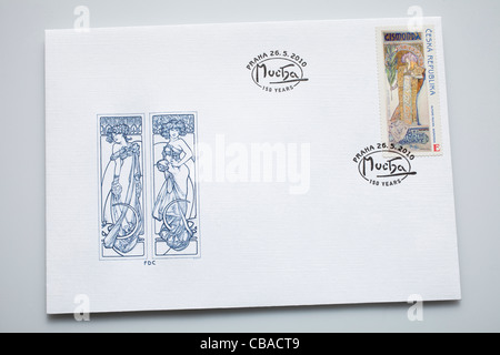 Enveloppe premier jour (FDC) par Alfons Mucha (1860-1939) avec Gismonda timbre-poste par le même auteur. (CTK Photo/Martin Sterba) Banque D'Images