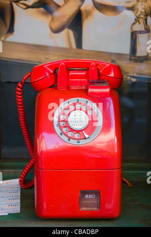 Une ancienne cabine téléphonique rotatif à Tokyo au Japon Banque D'Images