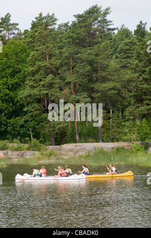 Canoë Canoë sur lac suédois la Suède de l'eau de vie de plein air forêt canoës Banque D'Images
