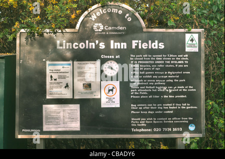 Le panneau à l'entrée de Lincoln's Inn Fields à Holborn (une des nombreuses places de stationnement dans le centre de Londres ) England UK. Banque D'Images