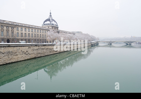 Lyon, France : la neige recouvre le bord du Rhône, près de Pont de la Guillotière sur Décembre 1, 2011. (Photo : Matt Bostock) Banque D'Images