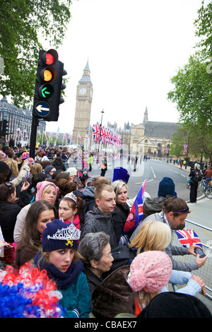 Les spectateurs à l'extérieur de l'abbaye de Westminster à 06,55 heures, le mariage du Prince William à Kate Middleton, le 29 avril 2011, Londres, Angleterre Banque D'Images