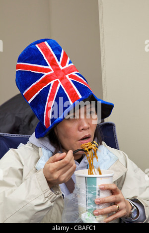 Visiteur étranger bénéficie d'noodles pendant le mariage du Prince William à Kate Middleton, le 29 avril 2011, Londres, Angleterre, GO, Banque D'Images