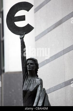 L 'Europe' sculpture se trouve à l'extérieur du bâtiment du Parlement européen à Bruxelles, Belgique. Banque D'Images