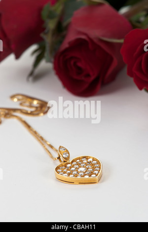 Pendentif Coeur avec diamant et rose rouge sur fond blanc Banque D'Images