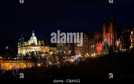 Allumé Le monticule au cours de saison de Noël Edinburgh Scotland UK Europe Banque D'Images